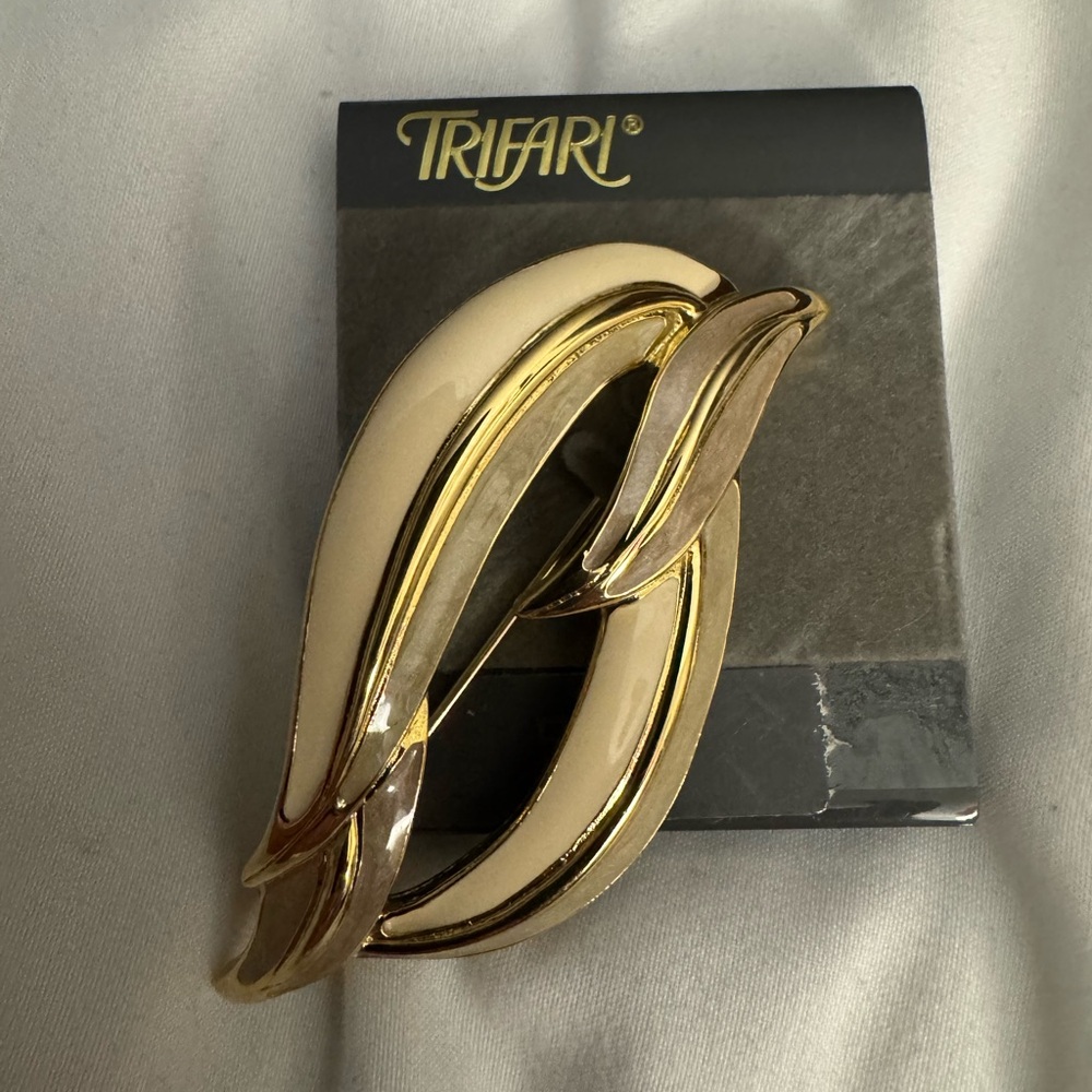 Trifari Gold and White Brooch - Picture 4 of 4